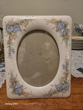 vintage ceramic picture frame featuring a pastel floral bouquet pattern. 4x6 Pic